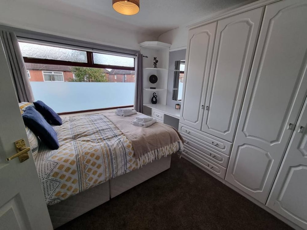 3 Bed Spacious House With Parking
