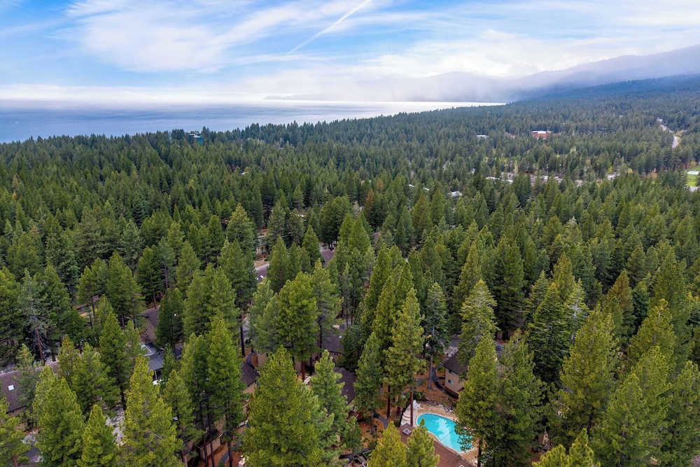 Ski Way by Avantstay Cozy Tahoe Home w/ Fireplace & Balcony