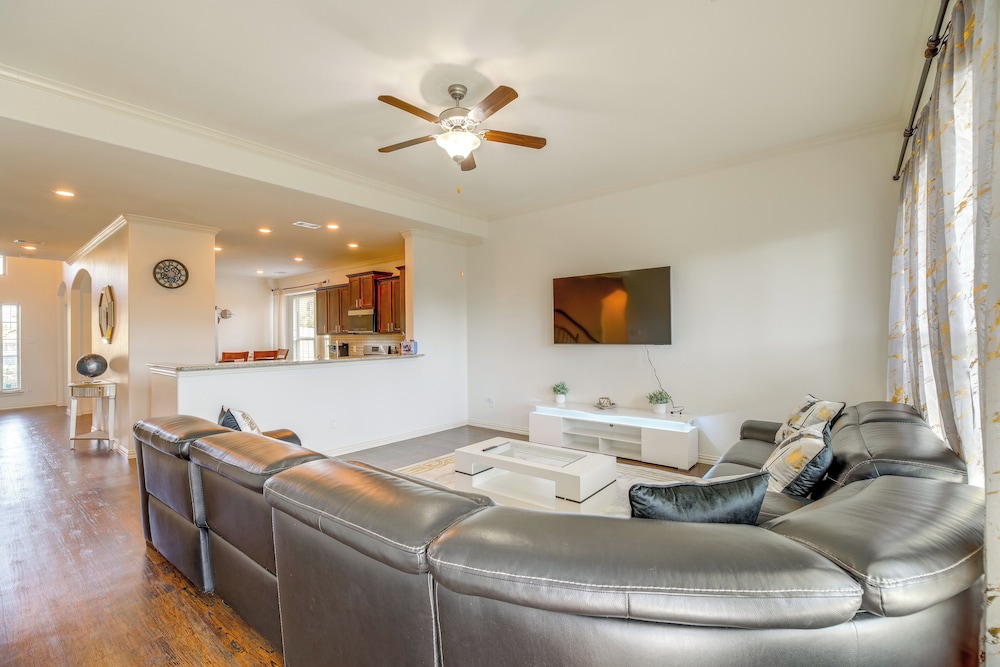 22 Mi to Dtwn Houston: Spacious Baytown Home!