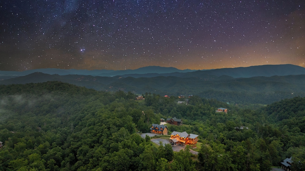 Amazing View Cabin w Gameroom Hot Tub Fire Pit
