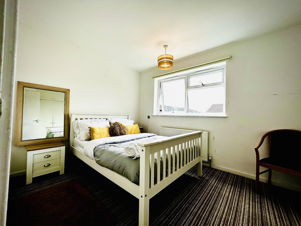 Mordenised 2 Bedroom House Close to City Centre view 2