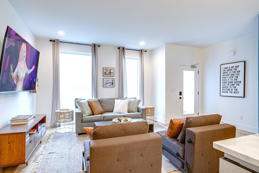 Rooftop DT City Views - Bluebird Karaoke - 14 Beds