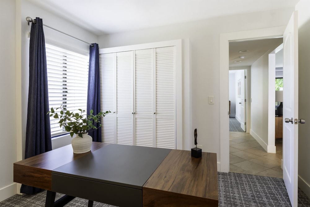 Cozy Condo w Heated Pool 1 Hr to Joshua Tree NP