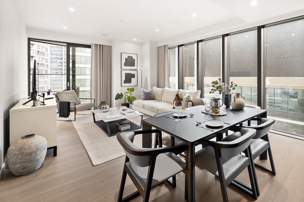 Stylish two Bedroom Apartment With River Views in Docklands photo 3