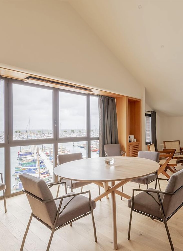 LES SUITES DU PORT by Le Saint Ferdinand