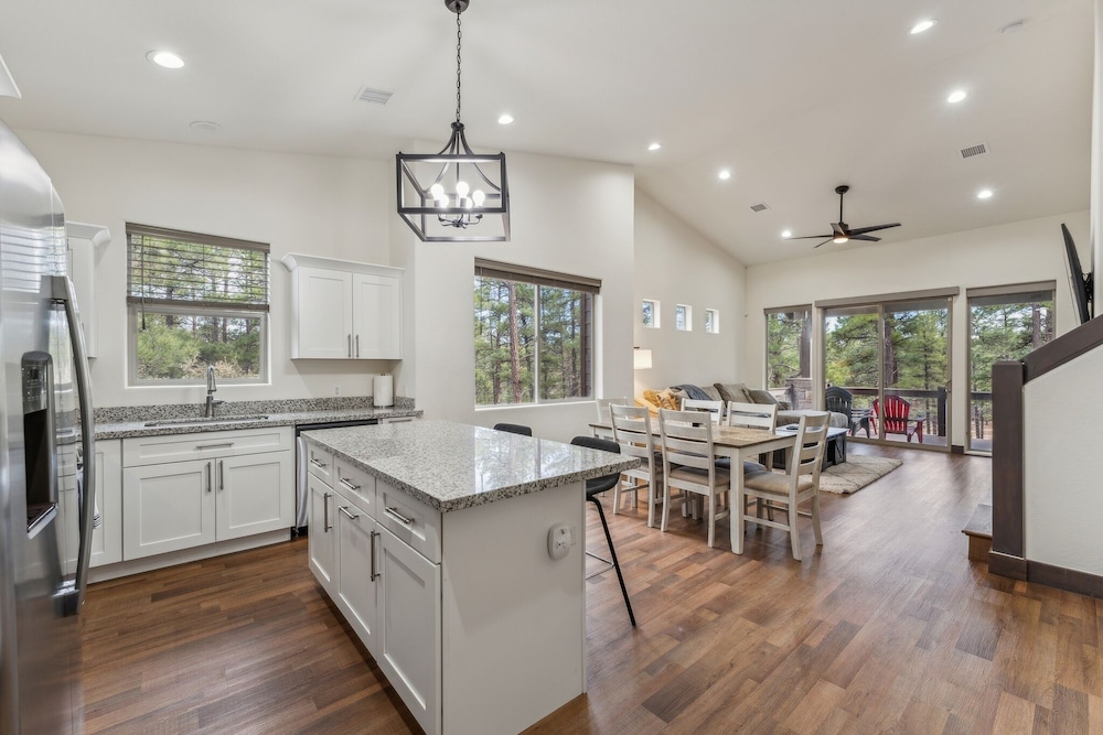 Scenic Golf Retreat With Modern Comforts & Fireplace 4 Bedroom Townhouse