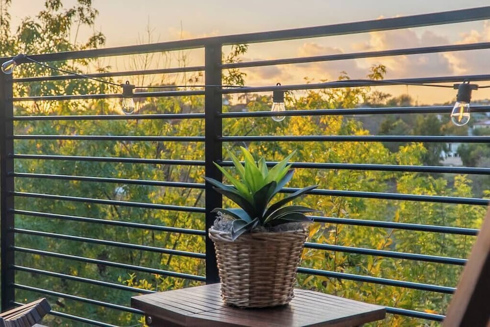 Stunning LA Luxury Retreat: Ideal for Work or Play