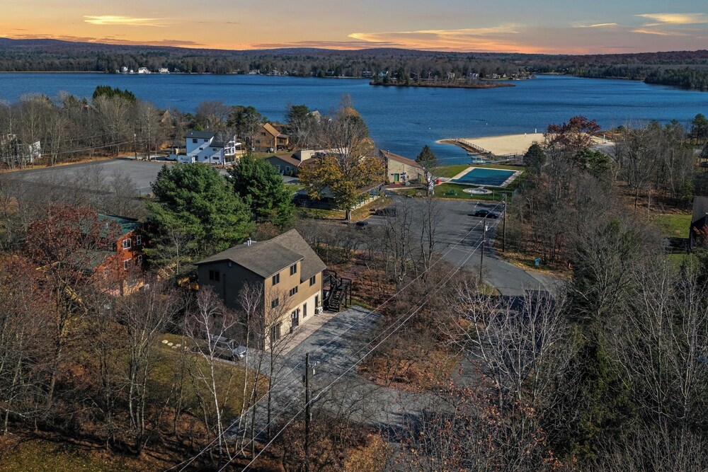 Lake View Chalet by Avantstay Lake Access + Deck view 4