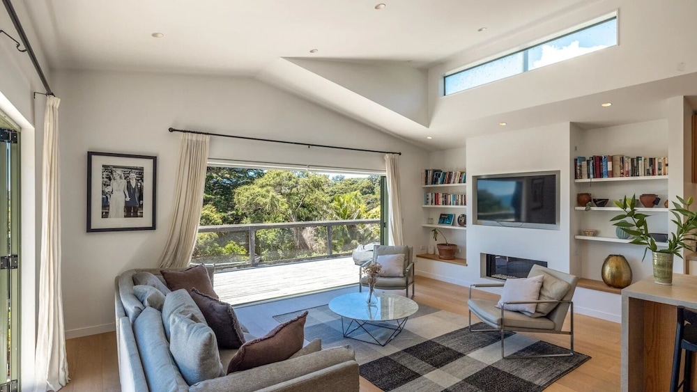 Onetangi Seaview Residence