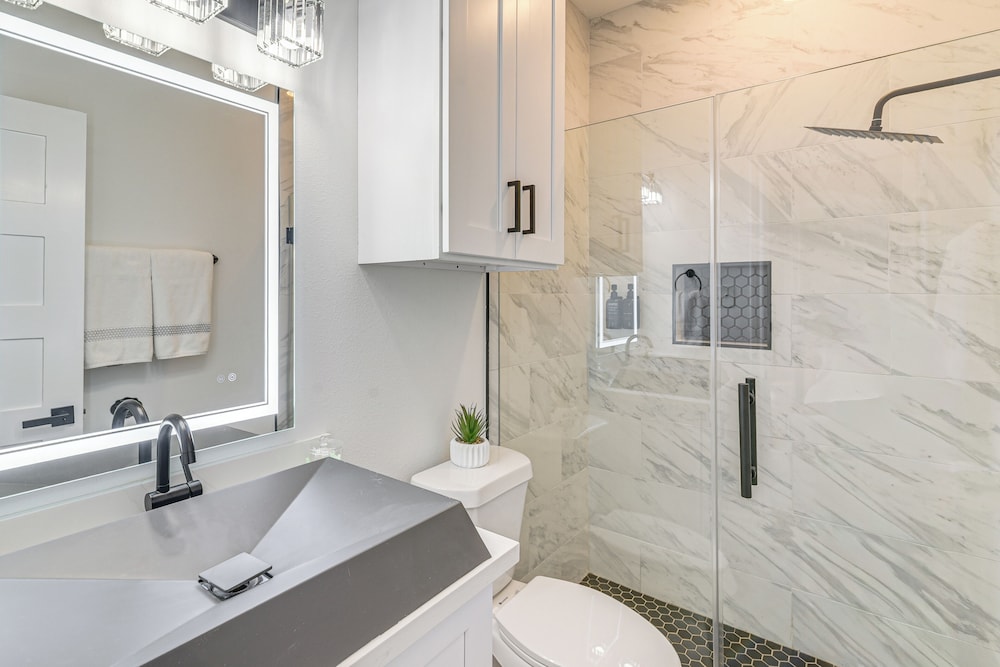 2 Mi to Dtwn Houston: Stylish Retreat w/ Balcony