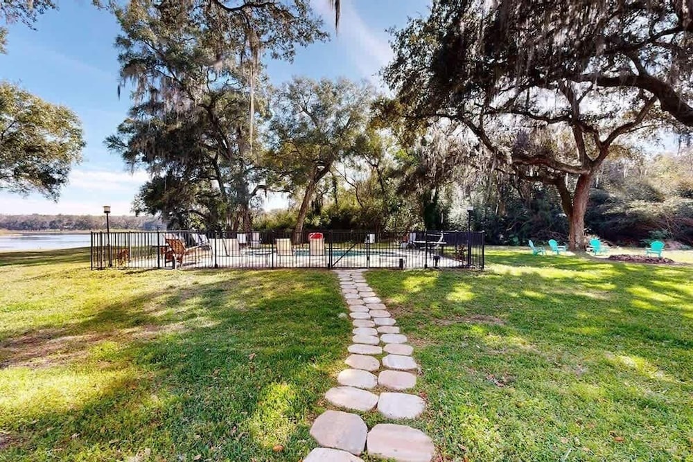 Executive 5 Bedroom Pool Home, Dade City!