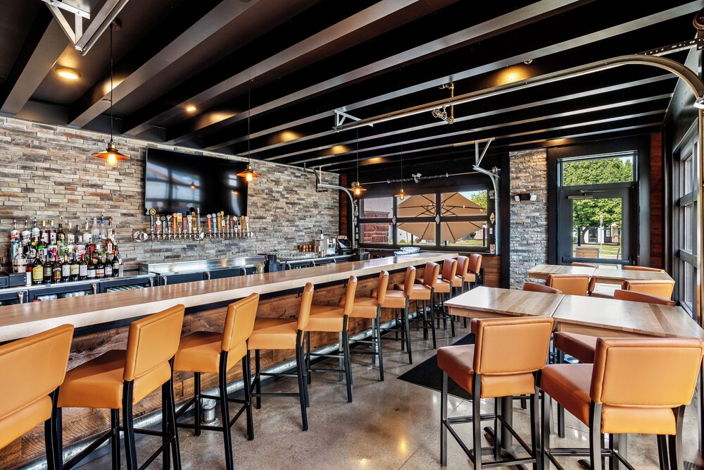 Cobblestone Hotel & Suites - Waukesha