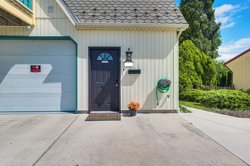 Walk to Town: Charming Unit w/ Balcony in Bedford!