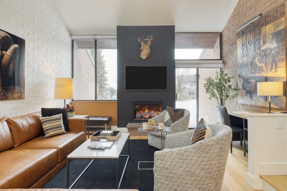 Parkside Condo by Avantstay Walk to Ski Lifts + Town Pool & Hot Tub Access