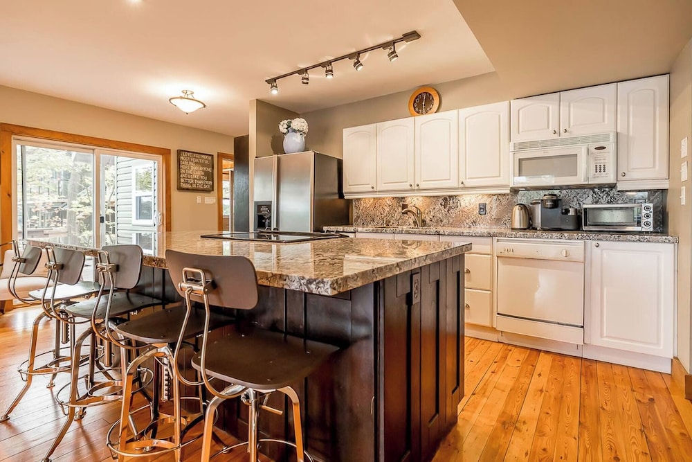 Muskoka Lakeshore Cottage Bliss