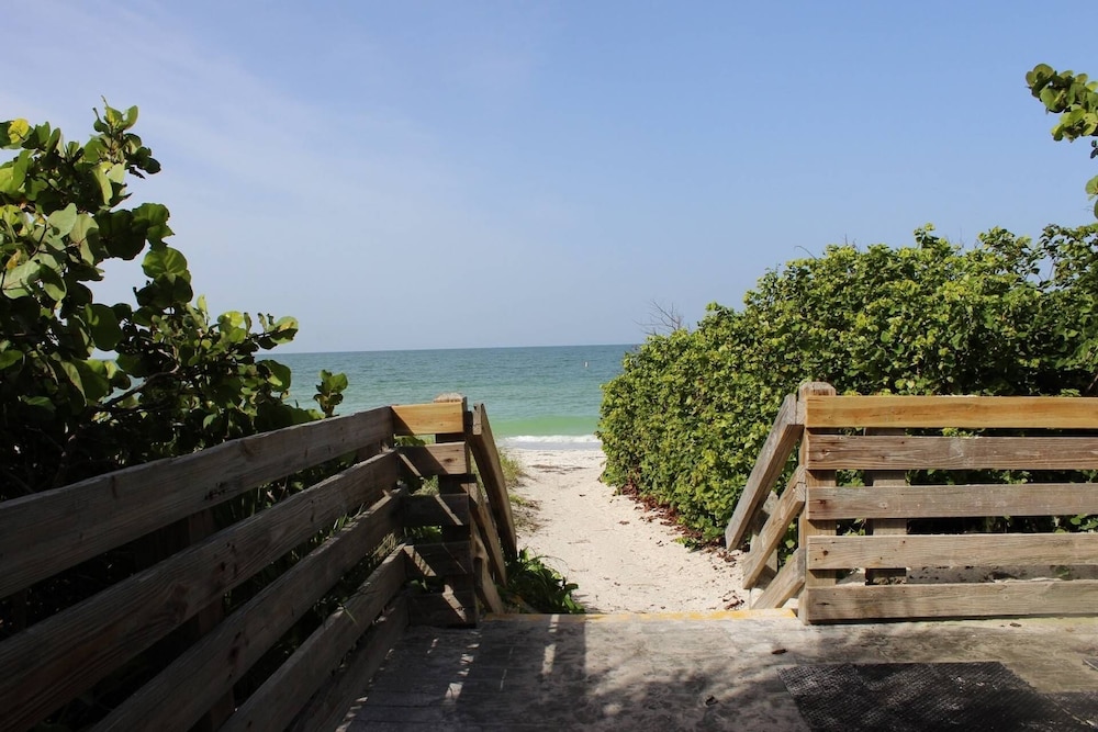 Pelican Gardens Studio 3 on Lido Key - Property Image 12