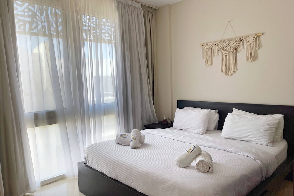 Xuru Stays I Exotic 1bdr w/ Outdoor Terrace Pool & Beach Access