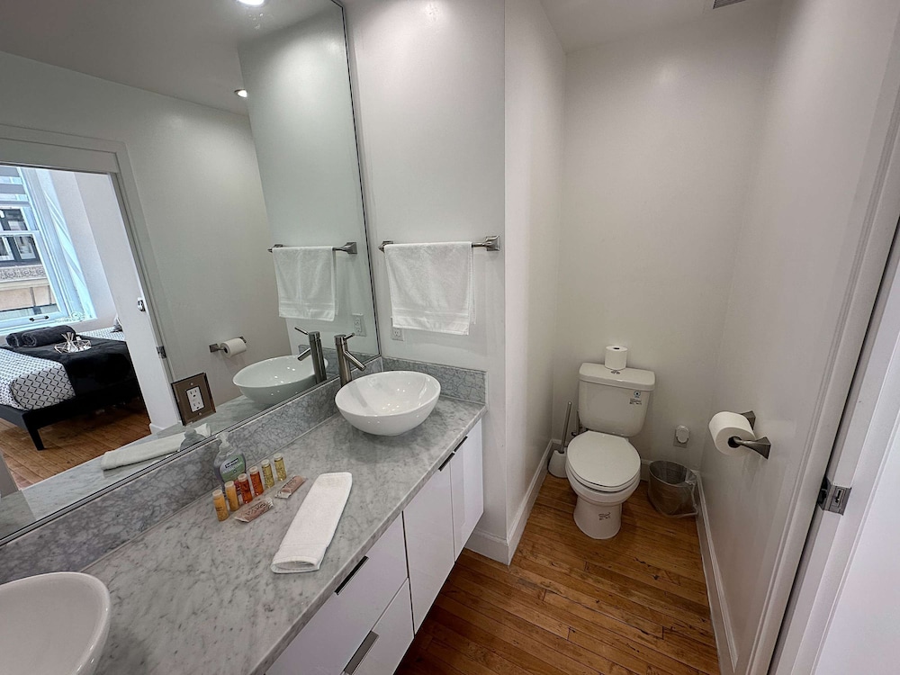 Stylish XL 2br/2ba At HWH by Oneluxstay