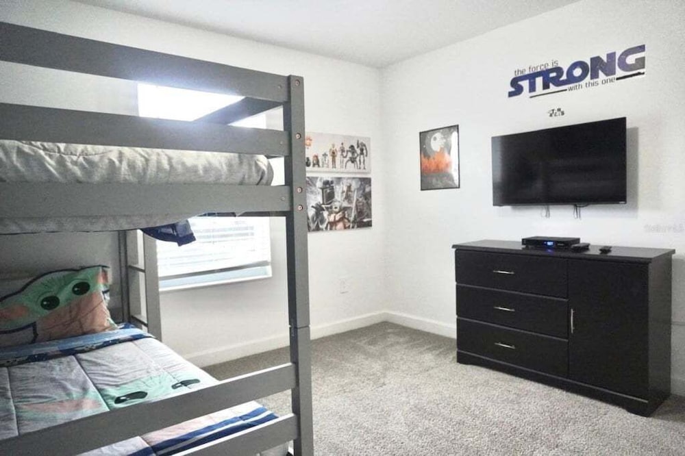 Stunning 4 Bed Townhome Pool & Waterpark 4 Bedroom Townhouse