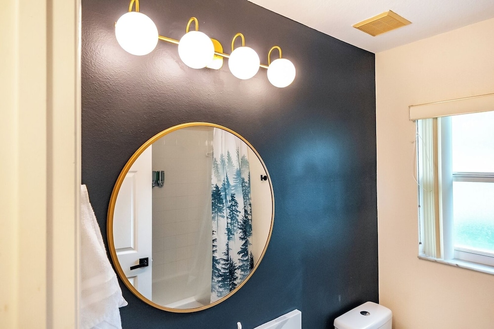 Cozy Queen BR + Pool Access Near Disney