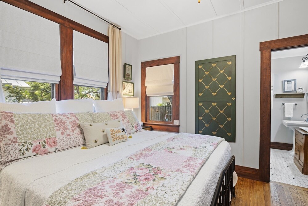 1929 Bell Estate 1 Bedroom Cottage