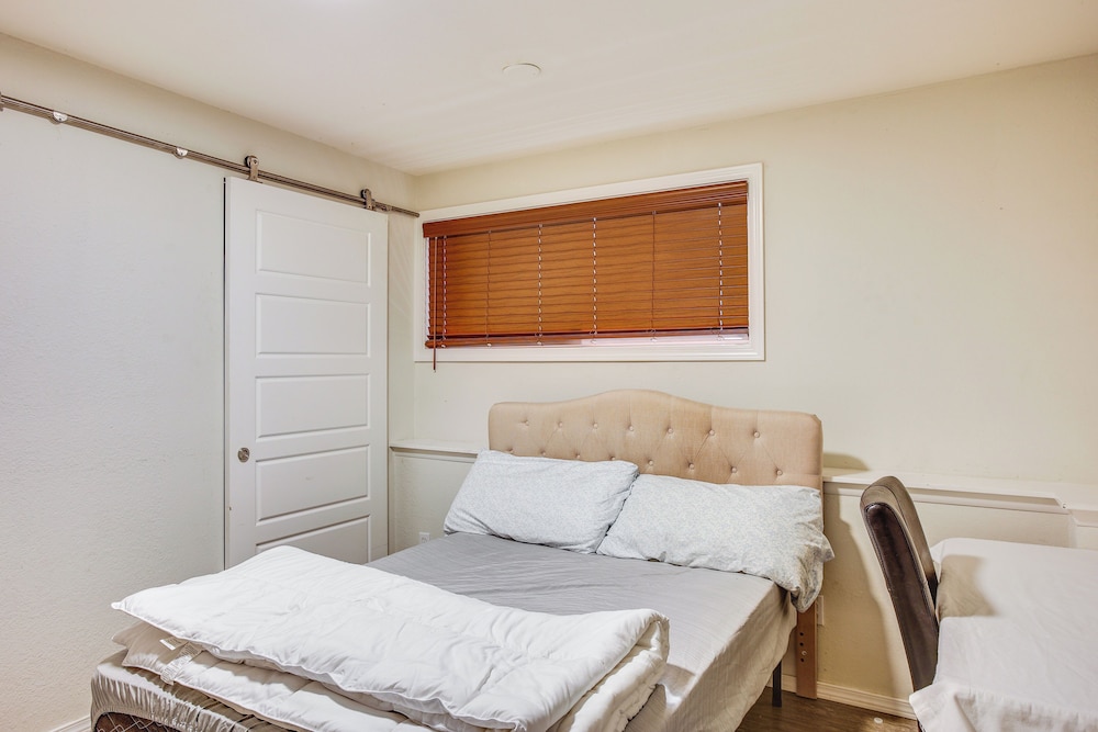 3 Mi to Dtwn Tacoma: Pet-friendly Home