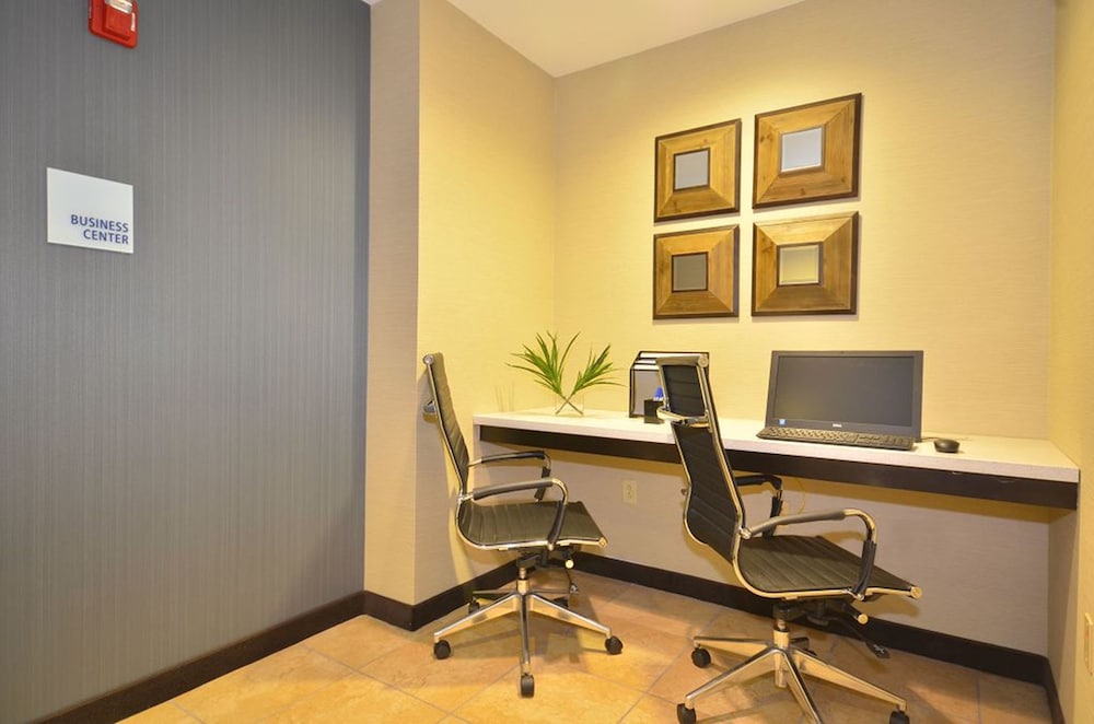 Farmington Vacations - Holiday Inn Express Suites Farmington, an IHG Hotel - Property Image 8