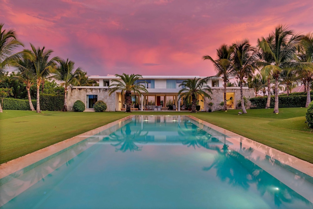 Magnificent 5BR Modern Tropical Villa With Pool