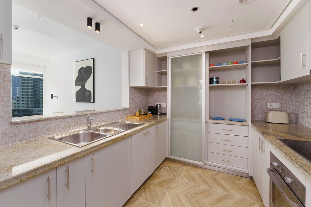 Maison Privee - Blissful Living w/ Dubai Marina Waterfront Views