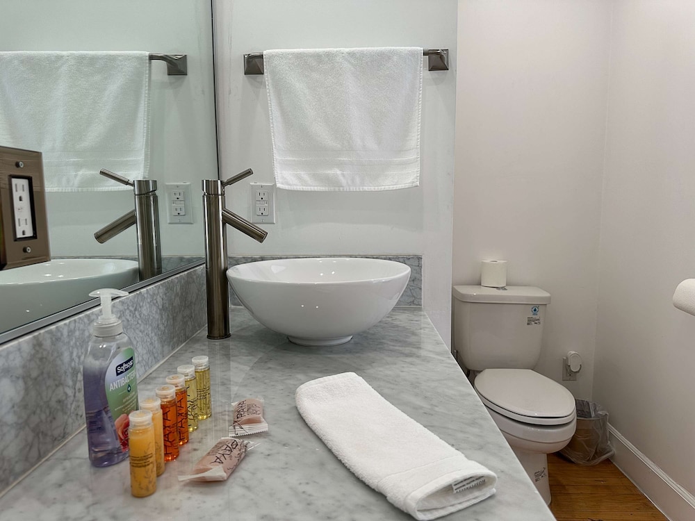 Stylish XL 2br/2ba At HWH by Oneluxstay