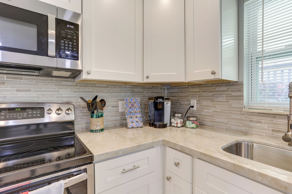 < 3 Mi to Juno Beach: Coastal Townhome w/ Patio!