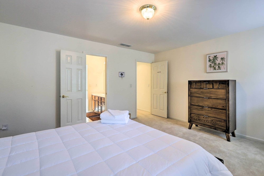 Spacious Atlanta Home w/ Deck & Seasonal Pool!