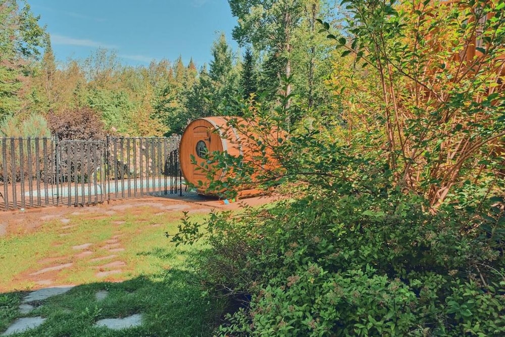 Grand Duc 74 - Gorgeous log Cottage With Private hot tub Heated Pool and Sauna