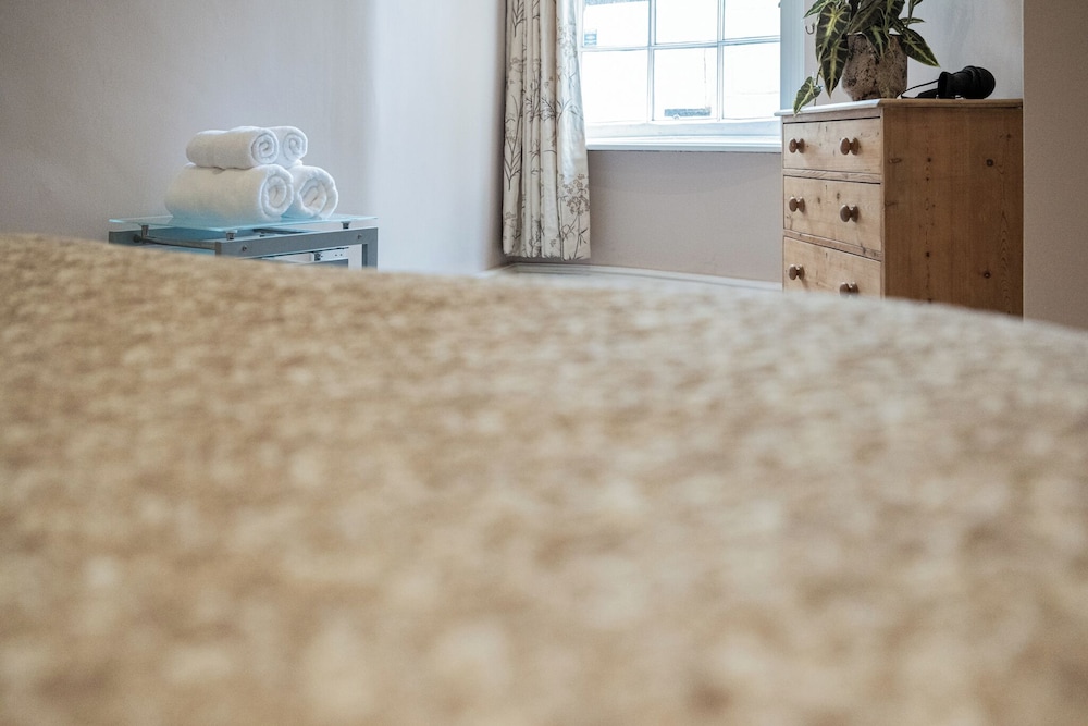 Central 1 Bed with Free Private Parking view 2