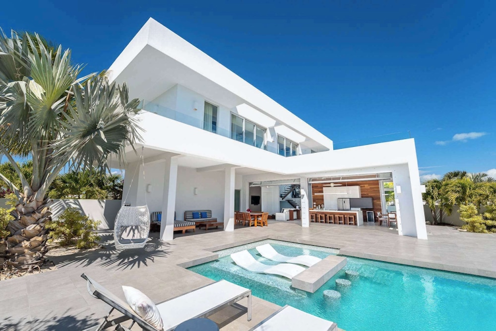 Beachside Villa, Amazing Views, Hotel Amenities v5