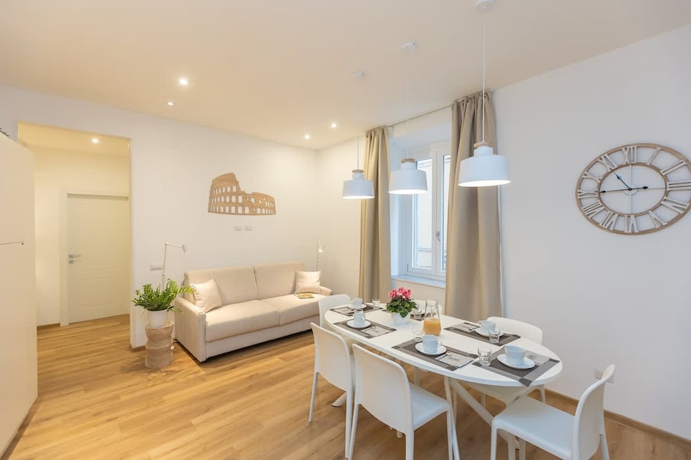 Colosseum Holidays - Three-bedroom Apartment
