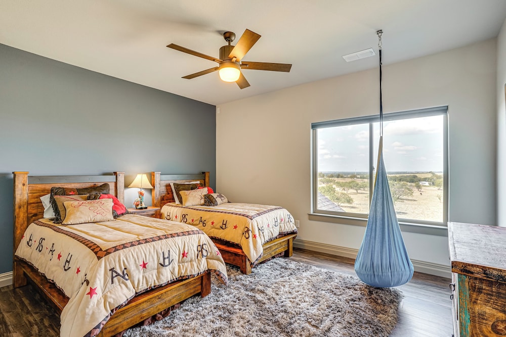 Elegant 'sunset Meadow Ranch' in Texas w/ Hot Tub view 3