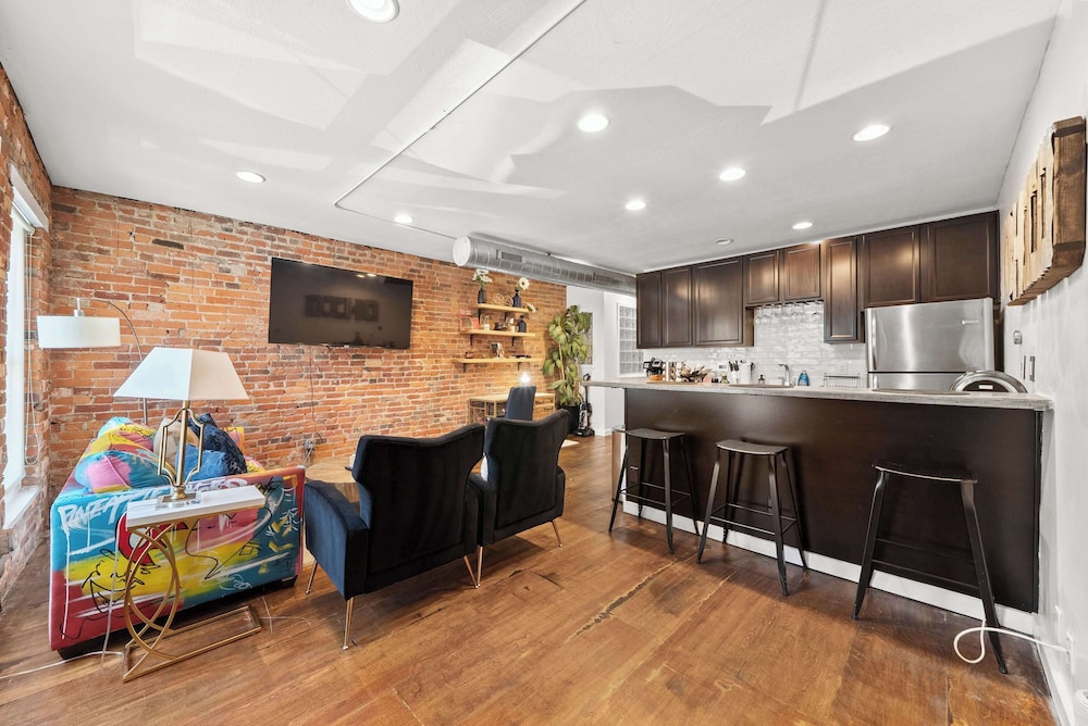 Short North Lounge Stay for 2 - Image 1