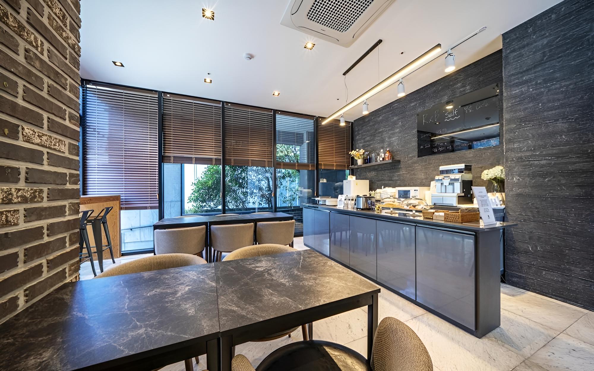R&B Business Hotel