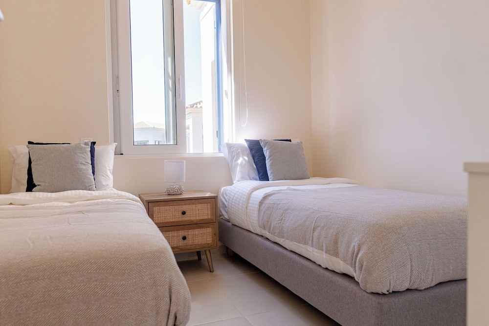 Phaedrus Living: Seaside Thalassa Cretan 202