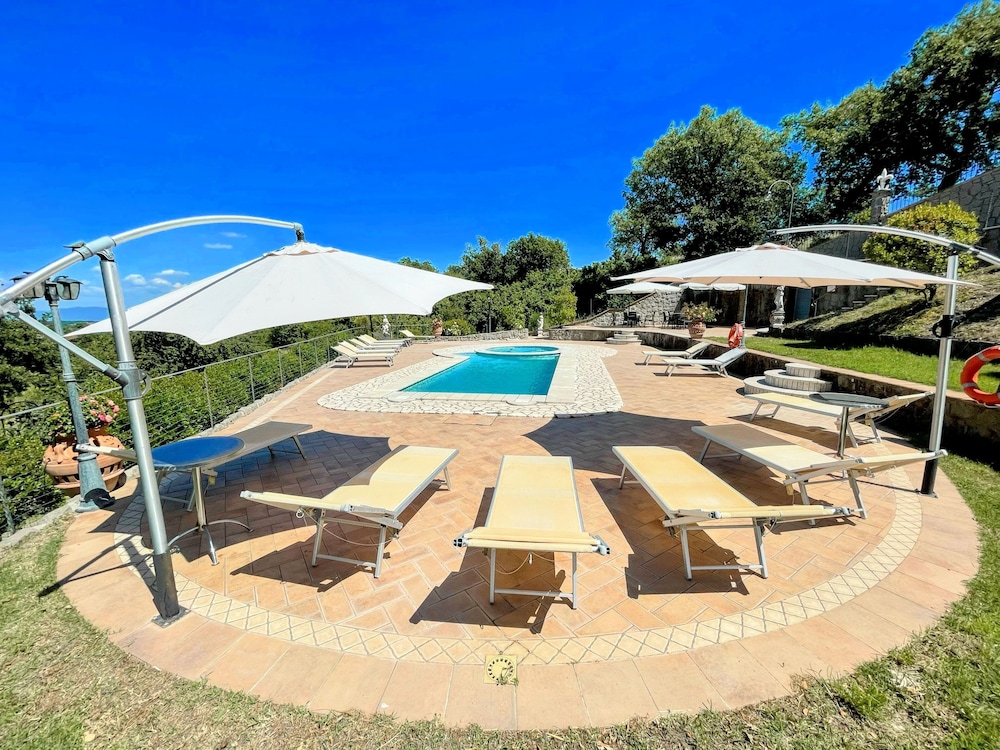 Charming Villa in Umbria - Sleeps 16 - Lake View - Pool, Jacuzzi and Events Room