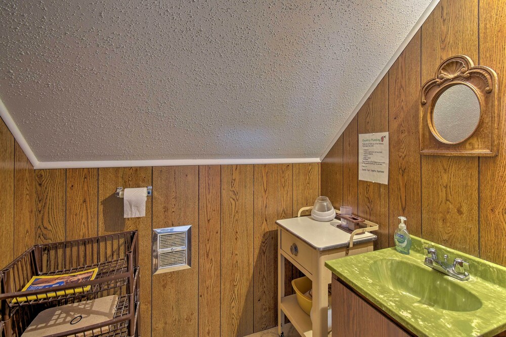 Walk to Green Lake & Beach: Cozy Cabin w/ Deck