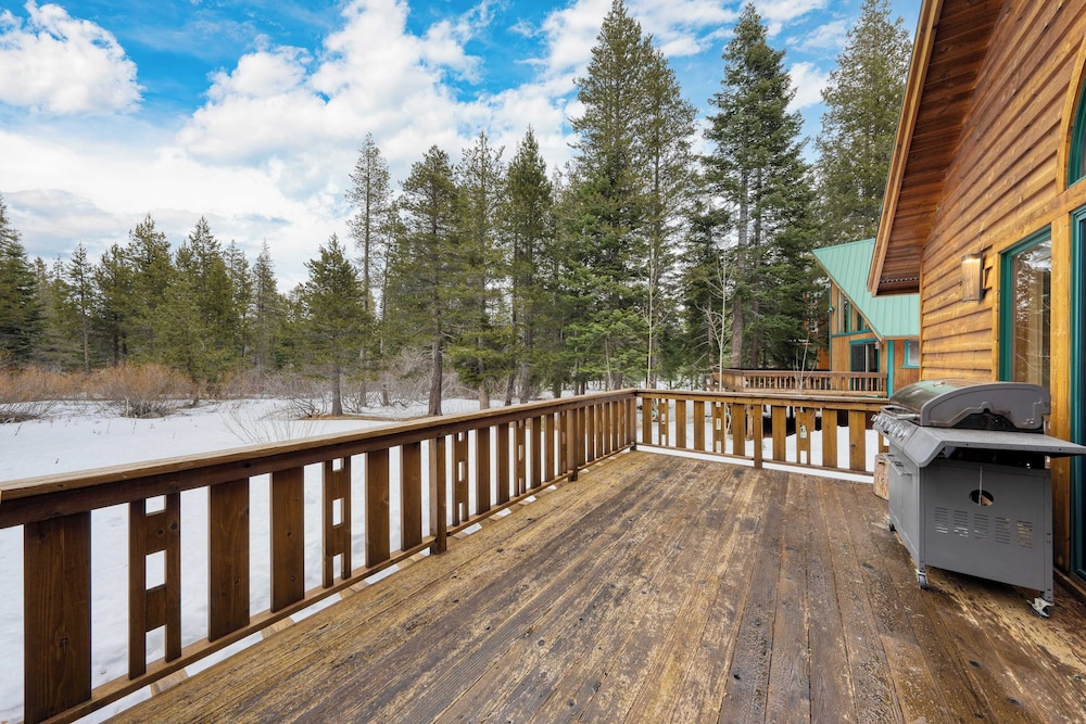 5 Mins to Ski Resort Ping Pong, Pool Table, Deck Donner Ridge by Avantstay