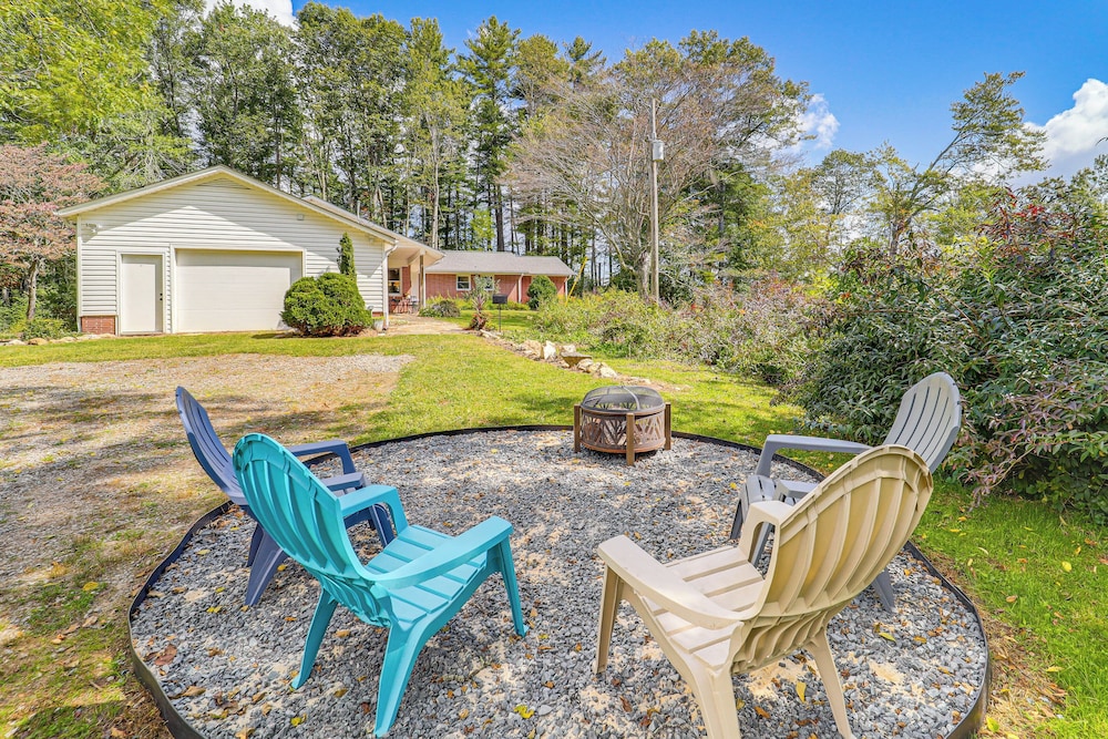 Hike & Leaf Peep! Peaceful Home in Laurel Springs