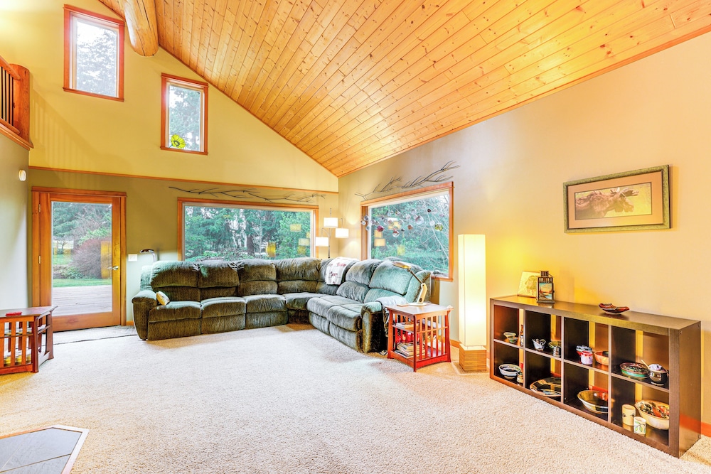 11 Mi to Olympic NP: Port Angeles Retreat w/ Deck