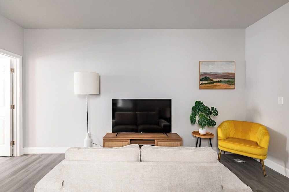 Chic & Cozy Philly Stay in City Center