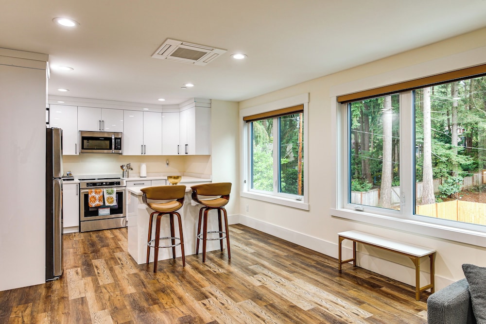 Quiet PNW Base: Walkable Apt in Normandy Park
