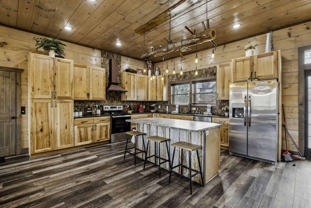 Grand Splash Lodge 6 Bedroom Cabin