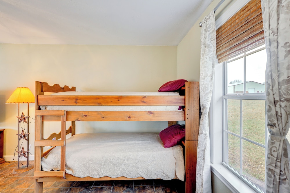 Dock, Decks & Views: Lakefront Cottage