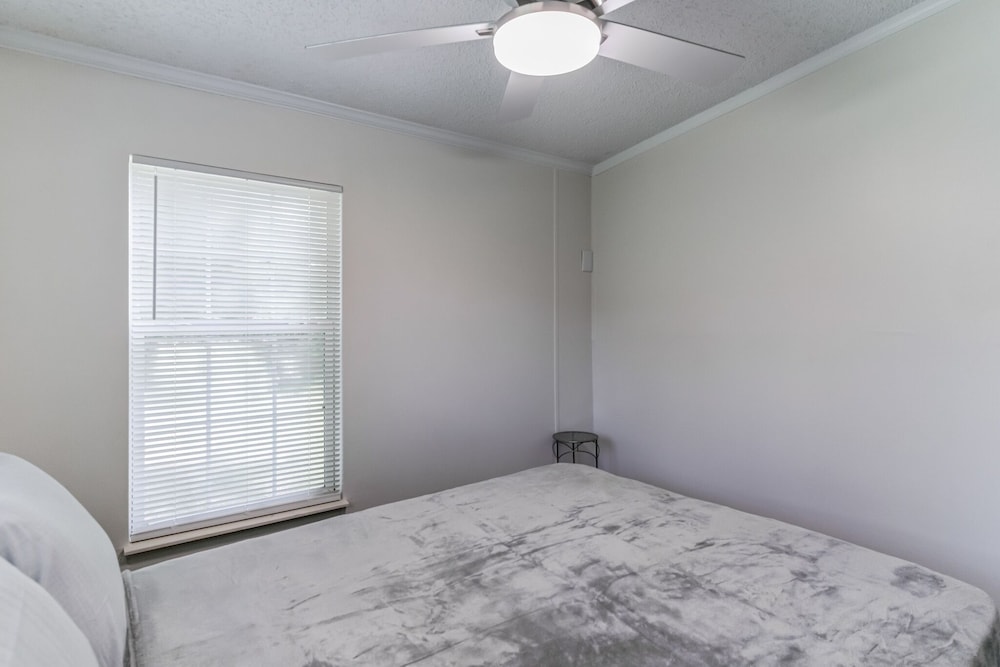 Relaxing 4br Hideaway In Groveland 4 Bedroom Cottage by RedAwning - Property Image 25